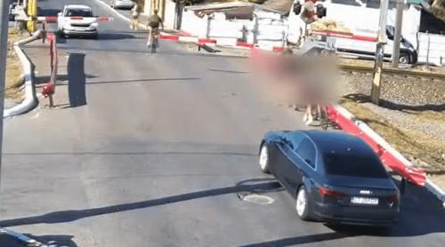 Scene șocante în Constanța: doi copii au traversat calea ferată printre bariere, cu doar câteva secunde înainte să treacă trenul