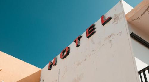 Sezonul falimentului în turism. Sute de hoteluri și pensiuni, scoase la vânzare