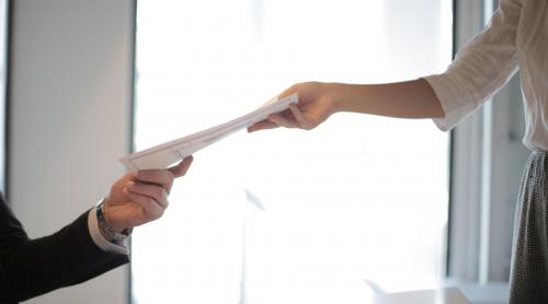Șomajul tehnic pornește de la 3.243,75 lei. Ce se întâmplă cu pensia, vechimea și concediul