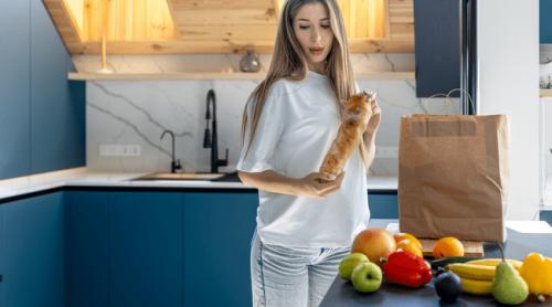 „Ținem în bucătărie un recipient cu râme. Nu miroase”. Metodele extreme prin care românii încearcă să economisească bani