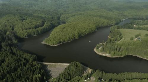 Un lac faimos din Banatul Montan va rămâne aproape fără apă. De ce este golită controlat acumularea Trei Ape