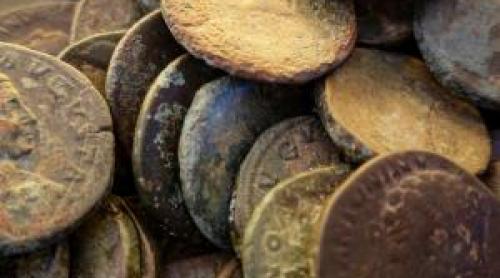 Un pensionar și a pierdut ciocanul pe un câmp, dar a găsit o comoară uriașă: 15.000 de monede romane