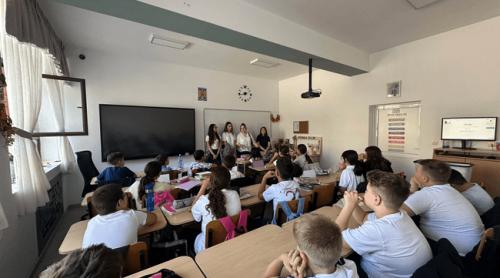 Uniforma școlară, la peste 35 de ani de la abrogarea socială. Director: „Voi purta și eu”