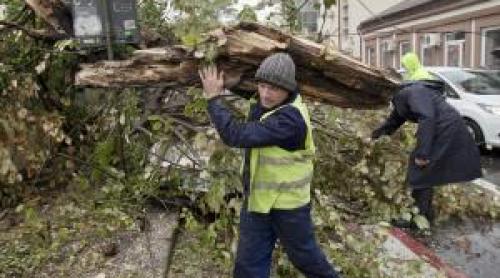 Vremea se răcește brusc în România. Temperaturile scad cu 12 grade. Cod galben de vânt și ninsori la munte