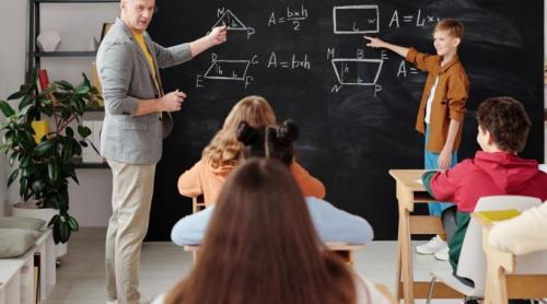 Zeci de mii de profesori nu și au primit banii, după ce plățile au întârziat un an
