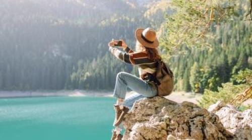 A vrut să facă o fotografie spectaculoasă, dar a sfârșit tragic. Turistă de 36 de ani, căzută 300 de metri în Italia
