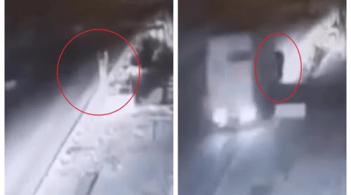 Adolescentă de 14 ani, spulberată de o dubă, în timp ce mergea cu un copil de trei ani în brațe