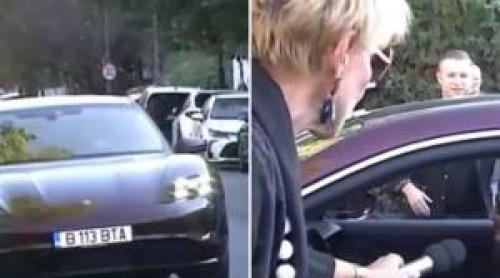 Angajat TVR, filmat cum vine cu Porsche ul la serviciu. "Ai adus o pe mama?"