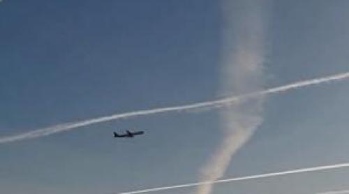 ANIMAŢIE. Ce sunt urmele lăsate pe cer de avioane, care i au alarmat la conspiraţionişti