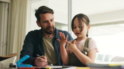 Au voie profesorii să le dea elevilor teme pentru vacanța de toamnă? Ce prevede regulamentul și ce trebuie să știe părinții