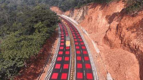 Autostrada în carouri roșii, soluția neobișnuită găsită de inginerii unei țări. Șoferii sunt avertizați că intră într un sector în care trebuie să reducă viteza