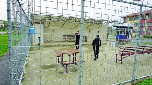 "Aveam 16 ani când l am ucis pe tata. Am băgat cuțitul în el, eram drogat". Reportaj în pușcăria copiiilor de la Brăila Tichilești