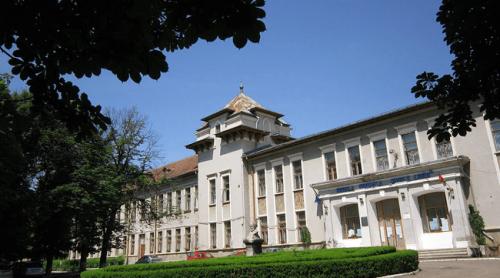 Bătaie între două profesoare la un colegiu de top din Iași. Martor: „În următoarea secundă, s a năpustit la gâtul ei lovind o cu aparatul de fumat”