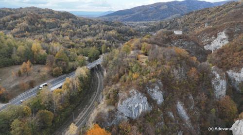 Calea ferată aproape imposibilă din Ținutul Momârlanilor. Locul „unde întoarce trenul” printre tuneluri și viaducte spectaculoase