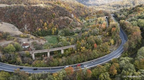 Calea ferată spectaculoasă din Ținutul Momârlanilor, construită acum 156 de ani cu mii de italieni. Locul unde trenul „întoarce” printre tuneluri și viaducte