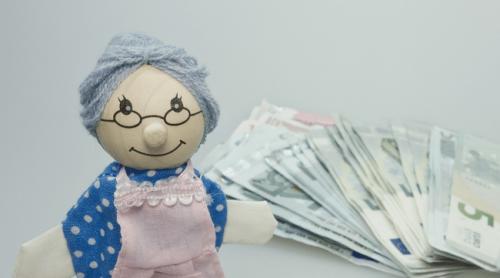 Când intră pensiile în noiembrie 2026. Ce trebuie să știe pensionarii care primesc banii pe card sau prin Poșta Română
