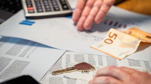 Când poate banca cere tot creditul după 90 de zile de restanță și ce dobândă intră în suma de plată