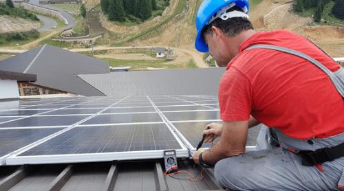 Ce faci când se strică sistemul fotovoltaic. Ce piese se pot înlocui, cât durează reparația și cine suportă costurile