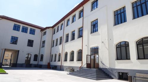 Consiliere cu elevii și părinții la liceul din Pitești. Ce variante sunt dacă elevul care a atacat cu o macetă se va întoace la școală