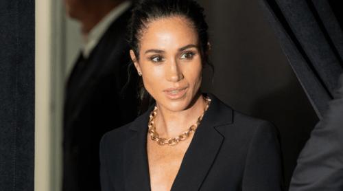 Cum te îmbraci ca Meghan Markle cu piese de la 16 dolari. Ținuta elegantă de toamnă pe care o poți recrea fără să cheltuiești o avere
