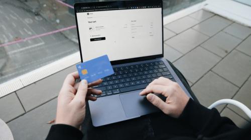 Escrocheria care îi poate lăsa pe români fără bani pe card. Avertismentul transmis de ING Bank