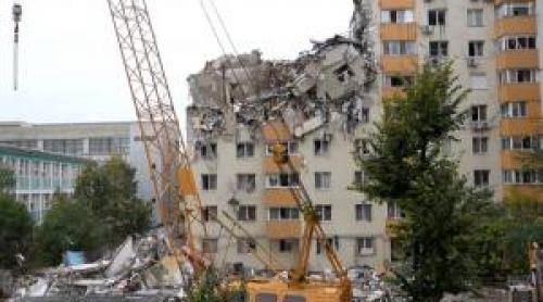 Etajele blocului din Rahova s au prăbuşit în timpul demolării "controlate". "Ziceai că e cutremur"