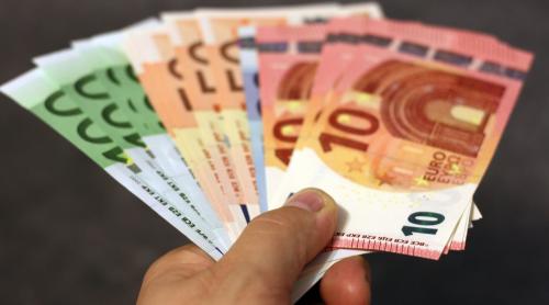 Euro ajunge la recordul de 5,3528 lei în tranzacțiile dintre bănci