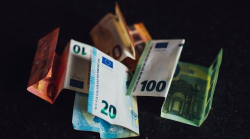 Euro urcă la 5,3306 lei. O rată de 500 de euro înseamnă 120,05 lei în plus pe lună față de începutul anului