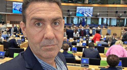 Giorgia Meloni are un nou rival în propria tabără. Cine este fostul general care agită dreapta italiană şi este căsătorit cu o româncă