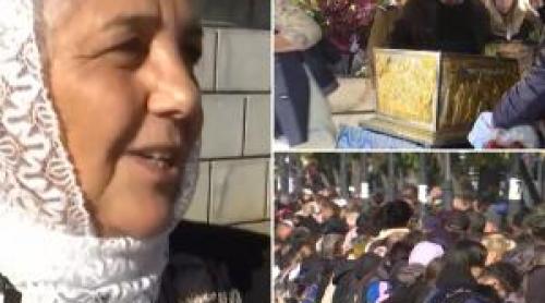 "Mă dor picioarele dar s a meritat". Pelerinii stau 13 ore la rând ca să ajungă la moaștele Sfintei Parascheva