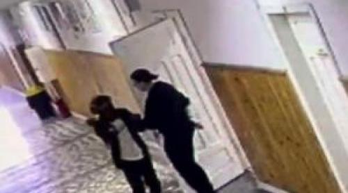 Momentul atacului de la şcoala din Bistriţa. Copilul de 13 ani, dosar penal pentru tentativă de omor