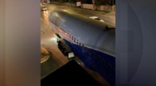 Momentul în care avionul de pasageri rămâne blocat pe DN1, sub un pod. Cum a fost scos de acolo