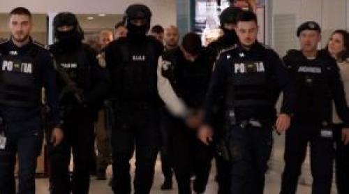 Momentul în care criminalul Valentinei e adus în țară și escortat de mascați pe Otopeni. Va fi dus în Vâlcea