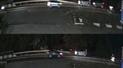 Momentul în care o mașină dispare de pe șosea. Șoferul a văzut prea târziu autoturismul oprit în fața sa