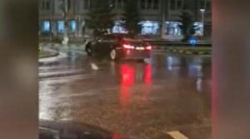 Momentul în care un tânăr face drifturi ca n filme într un sens giratoriu din Suceava. A plătit "spectacolul"