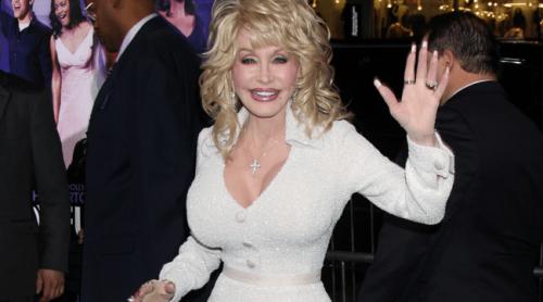 Nepotul lui Dolly Parton, acuzat că a încercat să evite primirea unei citații. Locuința bărbatului, blocată cu sârmă ghimpată