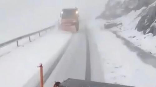 Ninsori abundente pe Transfăgărășan. Avertisment pentru șoferi: Nu circulați în zona alpină dacă nu aveți mașina pregătită pentru iarnă