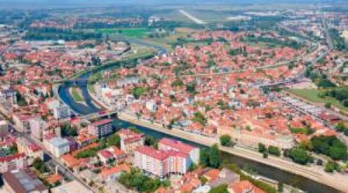 Oraşul unde tinerii îşi cumpără apartamente la jumătate de preţ faţă de Capitală. Tot mai mulţi fac credite
