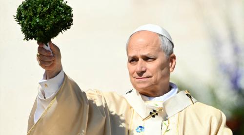 Papa Leon al XIV lea, operat la plămân! Ce au descoperit medicii și cât timp va rămâne internat