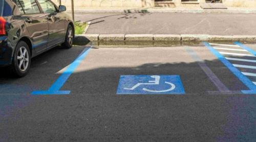 Persoanele cu handicap ar putea să parcheze gratuit oriunde pe domeniul public