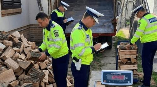 Polițiștii din Satu Mare au o nouă misiune: să cântărească lemnele de foc pentru încălzirea sediilor. Val de glume pe internet 