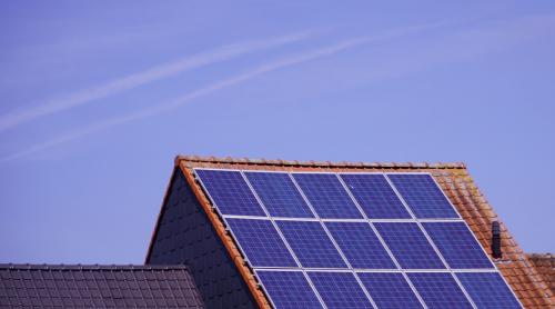 Prosumatorii cu instalații de cel mult 200 kW au compensare până în 2030. Cum se calculează energia pe factură