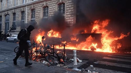 Protestele din Franța au degenerat în violențe și jafuri. Incendiu devastator la primăria din Limoges