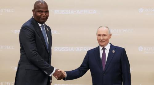 Putin, situație penibilă alături de președintele Mozambicul. Diferența de înălțime a stârnit ironii pe internet