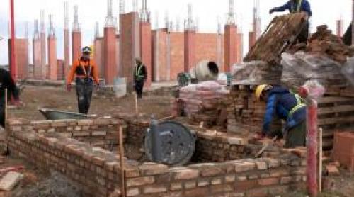 Racordare gratuită la utilităţi pentru românii care îşi construiesc prima casă. Ce nu au voie să facă 10 ani