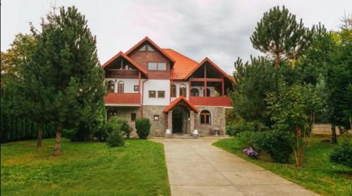 Românul celebru și a scos conacul la vânzare! Cât cere pentru vila din Sinaia cu 6 camere și 7 băi