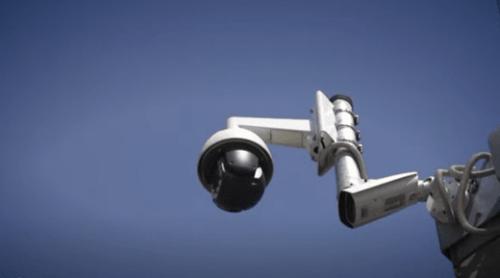S au trezit cu polițiștii în casă, la 4 dimineața, după ce o cameră de supraveghere cu AI a greșit locația