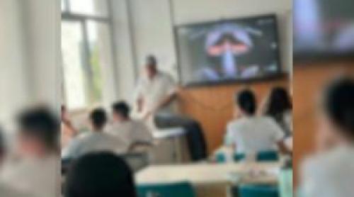 Scandal la un liceu din Urlați. Un profesor de muzică le ar fi obligat pe eleve să se întindă pe catedră