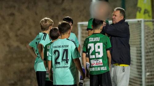 Scene halucinante la un meci de juniori! Un fost jucător din Liga 1, gest oribil la adresa unui copil. Totul s a petrecut din cauza unei pase greșite