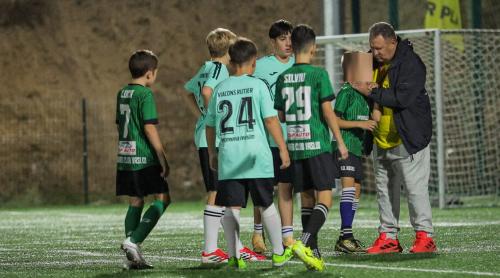 Scene halucinante la un meci de juniori! Un fost jucător din Liga 1, gest oribil la adresa unui copil. Totul s a petrecut din cauza unei pase greșite